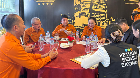 Wakil Kepala BPS RI Sonny Harry Budiutomo Harma (tengah) dididampingi Wali Kota Semarang Agustina Wilujeng saat memantau sensus ekonomi yang dilakukan di Hotel MG Setos. Foto: Intan Alliva/kumparan