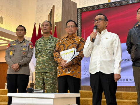 Menteri Koordinator Bidang Pembangunan Manusia dan Kebudayaan Pratikno (kanan) gelar jumpa pers usai Rapat Tingkat Menteri (RTM) Tim Pengawas Satgas Rehab Rekon Bencana Sumatera di Kantor Kemenko PMK, Jakarta Pusat, Kamis (18/6). Foto: Nauval Pratama/kumparan