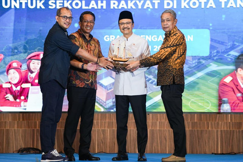 Menteri Sosial Saifullah Yusuf atau Gus Ipul dan Menteri Hukum Supratman Andi Agtas menghadiri acara Penyerahan Sertifikat Tanah dari Kemenkum kepada Kemensos untuk Sekolah Rakyat di Graha Pengayoman, Kemenkum, Jakarta, Kamis (18/6/2026). Foto: Dok. Kemensos