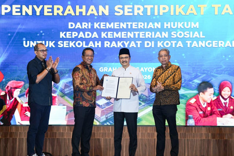 Menteri Sosial Saifullah Yusuf atau Gus Ipul dan Menteri Hukum Supratman Andi Agtas menghadiri acara Penyerahan Sertifikat Tanah dari Kemenkum kepada Kemensos untuk Sekolah Rakyat di Graha Pengayoman, Kemenkum, Jakarta, Kamis (18/6/2026). Foto: Dok. Kemensos