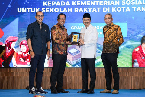 Menteri Sosial Saifullah Yusuf atau Gus Ipul dan Menteri Hukum Supratman Andi Agtas menghadiri acara Penyerahan Sertifikat Tanah dari Kemenkum kepada Kemensos untuk Sekolah Rakyat di Graha Pengayoman, Kemenkum, Jakarta, Kamis (18/6/2026). Foto: Dok. Kemensos