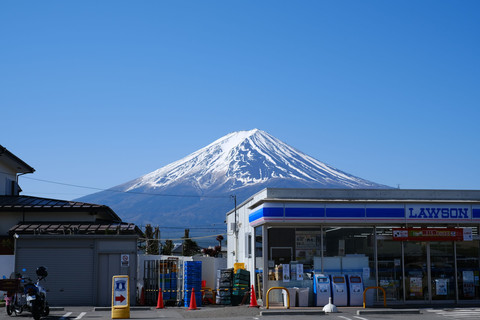 Foto Gunung Fuji (Gambar dari Vinny Anugraha/Pexels) Photo by Vinny Anugraha from Pexels: https://www.pexels.com/photo/mount-fuji-with-convenience-store-foreground-33341973/