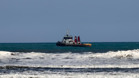 Tim gabungan saat meninjau lokasi Kapal Tongkang bermuatan batu bara yang sengaja didamparkan di kawasan Pantai Sukaresik, Kecamatan Sidamulih, Kabupaten Pangandaran. Foto: Dok. Polres Pangandaran