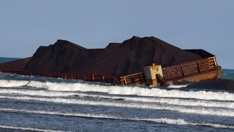 Kapal Tongkang bermuatan batu bara yang sengaja didamparkan di kawasan Pantai Sukaresik, Kecamatan Sidamulih, Kabupaten Pangandaran. Foto: Dok. Polres Pangandaran