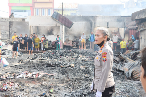Polisi cek lokasi kebakaran kios pasar di Pematangsiantar, Kamis (18/6/2026). Foto: Dok. Polres Pematangsiantar