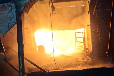 Proses pemadaman kebakaran ratusan kios di Pematangsiantar Siantar.  Foto: Dok. Damkar Pematangsiantar