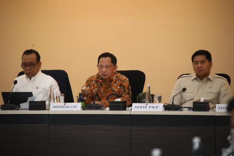 Mendagri sekaligus Kasatgas PRR Tito Karnavian menghadiri Rapat Tingkat Menteri Tim Pengarah Satgas PRR Pascabencana Sumatera di Kantor Kementerian Koordinator Bidang Pembangunan Manusia dan Kebudayaan (Kemenko PMK), Jakarta, Kamis (18/6/2026). Foto: Dok. Kemendagri