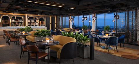 ZERU Sky Terrace hadirkan pengalaman yang akan memanjakan para pencinta koktail dan penikmat gaya hidup urban melalui The Art of Mixology Vol. 2, sebuah kolaborasi spesial bersama salah satu nama paling menarik di dunia mixology Indonesia, Kiki Moka. Foto: Dok. Padma Semarang