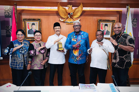 Bupati dan Wakil Bupati dari berbagai daerah menyampaikan kesiapan lahan pembangunan Sekolah Rakyat permanen saat audiensi bersama Menteri Sosial Saifullah Yusuf di kantor Kemensos, Jakarta, Kamis (18/5/2026). Foto: Dok. Kemensos