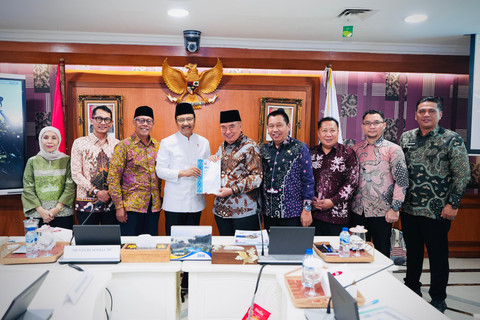 Bupati dan Wakil Bupati dari berbagai daerah menyampaikan kesiapan lahan pembangunan Sekolah Rakyat permanen saat audiensi bersama Menteri Sosial Saifullah Yusuf di kantor Kemensos, Jakarta, Kamis (18/5/2026). Foto: Dok. Kemensos