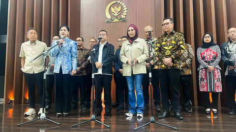Konferensi pers Wakil Ketua DPR RI, Sufmi Dasco Ahmad bersama Ketua Dewan Komisioner Otoritas Jasa Keuangan (OJK), Friderica Widyasari Dewi dan direktur utama BEI, Jeffrey Hendrik, di Kompleks Parlemen, Senayan, Jakarta, Kamis (18/6/2026). Foto: Jeni Ritanti/kumparan