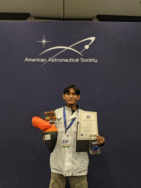 Mahasiswa asal Banyuwangi Adam Kandias (21) dan tim riset Bamantara EEPISAT juarai kompetisi Satelit NASA di Amerika Serikat. Foto: Dok. Istimewa