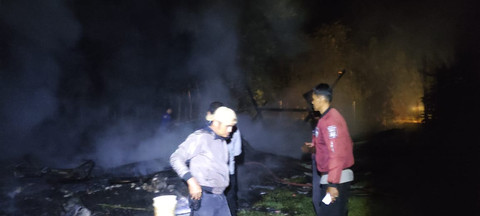 Rumah tempat balita yang terbakar saat ditinggal ayahnya nobar Piala Dunia. Foto: Dok. Polsek Tompobulu