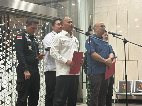 Kapuspenkum Kejagung, Anang Supriatna dan Dirdik Jampidsus, Syarief Sulaeman Nahdi saat memberikan keterangan pers mengenai kasus tata kelola MBG di Gedung Pidana Khusus Kejagung, Kamis (18/6/2026). Foto: Ryan Iqbal/kumparan