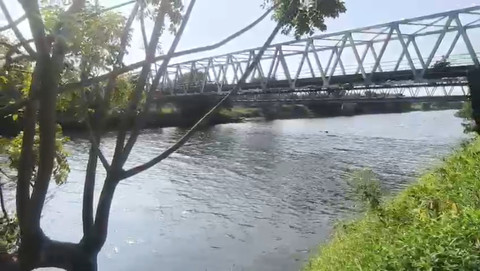 Aliran Sungai Ciujung di wilayah Kabupaten Serang diduga tercemar limbah pada Kamis (18/6/2026) sore. Foto: Dok. kumparan