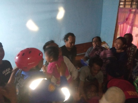 Seorang balita berusia 3 tahun bernama Maysa Caira Nadira berhasil dievakuasi dalam kondisi selamat setelah terperosok ke dalam sumur sedalam 18 meter di Dusun Krajan 2, Desa Gambiran, Kecamatan Gambiran, Banyuwangi, pada Kamis (18/6) sore. Foto: Dok. Damkarmat Banyuwangi