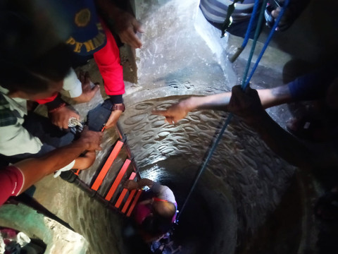 Seorang balita berusia 3 tahun bernama Maysa Caira Nadira berhasil dievakuasi dalam kondisi selamat setelah terperosok ke dalam sumur sedalam 18 meter di Dusun Krajan 2, Desa Gambiran, Kecamatan Gambiran, Banyuwangi, pada Kamis (18/6) sore. Foto: Dok. Damkarmat Banyuwangi