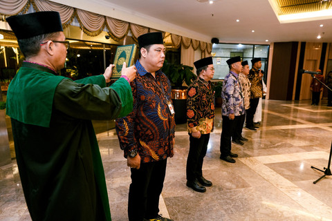 Menteri Sosial Saifullah Yusuf (Gus Ipul) melantik 8 pejabat struktural dan fungsional di lingkungan Kementerian Sosial pada Kamis (18/6) malam di lobi Kantor Kemensos, Jakarta Pusat. Foto: Kemensos RI