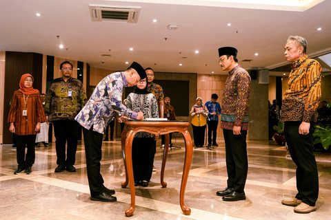 Menteri Sosial Saifullah Yusuf (Gus Ipul) melantik 8 pejabat struktural dan fungsional di lingkungan Kementerian Sosial pada Kamis (18/6) malam di lobi Kantor Kemensos, Jakarta Pusat. Foto: Kemensos RI