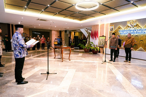 Menteri Sosial Saifullah Yusuf (Gus Ipul) melantik 8 pejabat struktural dan fungsional di lingkungan Kementerian Sosial pada Kamis (18/6) malam di lobi Kantor Kemensos, Jakarta Pusat. Foto: Kemensos RI