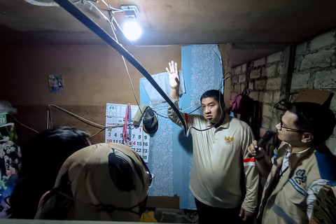Menteri Perumahan dan Kawasan Permukiman (PKP) Maruarar Sirait meninjau rumah warga yang mendapat Program Bantuan Stimulan Perumahan Swadaya (BSPS) atau bedah rumah di kawasan Palmeriam, Matraman, Jakarta Timur, Jumat (19/6/2026). Foto: Jamal Ramadhan/kumparan