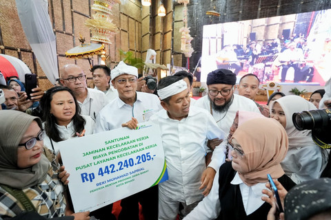 Gubernur Jawa Barat Dedi Mulyadi menghadiri kegiatan Apresiasi Penerima Manfaat BPJS Ketenagakerjaan di Bale Gede Pakuan, Gedung Pakuan, Kota Bandung, Kamis (18/6/2026). Foto: Dok. Diskominfo Jabar