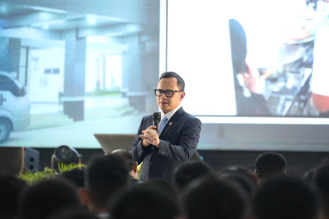 Wamendagri Bima Arya dorong lulusan IPDN tingkatkan kompetensi agar siap mengemban amanah sebagai kepala daerah di masa depan, Kamis (18/6/2026). Foto: Kemendagri RI