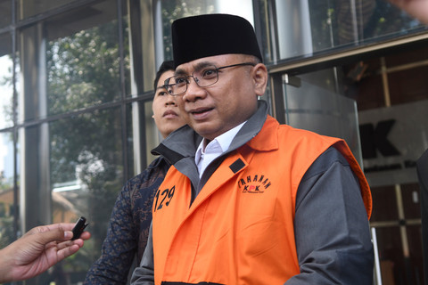Tersangka kasus dugaan korupsi Yaqut Cholil Qoumas berjalan menuju mobil tahanan usai menjalani pemeriksaan di Gedung Merah Putih KPK, Jakarta, Jumat (19/6/2026). Foto: ANTARA FOTO/Reno Esnir