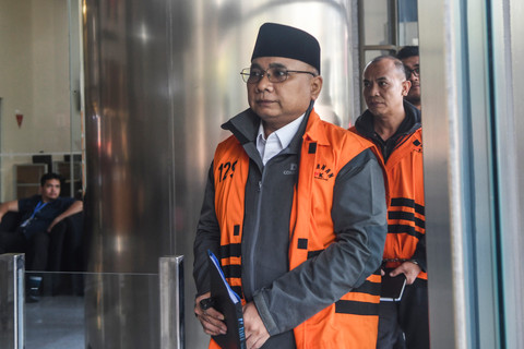 Tersangka kasus dugaan korupsi Yaqut Cholil Qoumas berjalan menuju ruang pemeriksaan di Gedung Merah Putih KPK, Jakarta, Jumat (19/6/2026). Foto: ANTARA FOTO/Reno Esnir