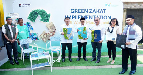 (Kiri ke kanan) Wakil Direktur Utama BSI Bob T Ananta, Pimpinan BAZNAS RI Bidang Pendistribusian, Pendayagunaan, dan Pemberdayaan Iddy Muzayyad, Direktur Eksekutif BSI Maslahat Sukoriyanto Saputro, National Project Coordinator UNDP Indonesia Made Dwi Rani, serta Pimpinan Ponpes Hafidz Indonesia Center Ustadz Bahrudin saatmeresmikan program Green Zakat di Hafidz Center Indonesia Bekasi. Foto: Dok. BSI