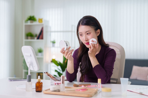 Ilustrasi Foundation Perempuan. Foto: Indypendenz/Shutterstock 