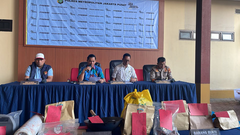 Konferensi pers terkait kasus perampokan sebuah rumah kawasan Menteng di Polres Metro Jakarta Pusat, Jumat (19/6/2026). Foto: Jeni Ritanti/kumparan