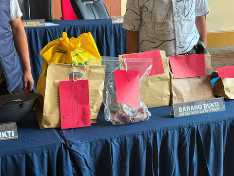 Polisi menunjukkan sejumlah barang bukti terkait kasus percobaan pembunuhan yang disamarkan sebagai perampokan di sebuah rumah kawasan Menteng, saat konferensi pers di Polres Metro Jakarta Pusat, Jumat (19/6/2026). Foto: Jeni Ritanti/kumparan