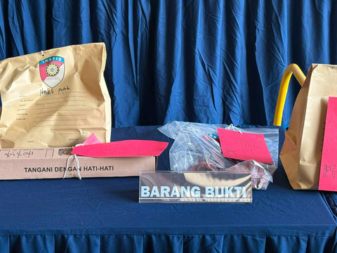 Polisi menunjukkan sejumlah barang bukti terkait kasus percobaan pembunuhan yang disamarkan sebagai perampokan di sebuah rumah kawasan Menteng, saat konferensi pers di Polres Metro Jakarta Pusat, Jumat (19/6/2026). Foto: Jeni Ritanti/kumparan