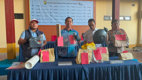Polisi menunjukkan sejumlah barang bukti terkait kasus percobaan pembunuhan yang disamarkan sebagai perampokan di sebuah rumah kawasan Menteng, saat konferensi pers di Polres Metro Jakarta Pusat, Jumat (19/6/2026). Foto: Jeni Ritanti/kumparan