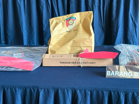 Polisi menunjukkan sejumlah barang bukti terkait kasus percobaan pembunuhan yang disamarkan sebagai perampokan di sebuah rumah kawasan Menteng, saat konferensi pers di Polres Metro Jakarta Pusat, Jumat (19/6/2026). Foto: Jeni Ritanti/kumparan