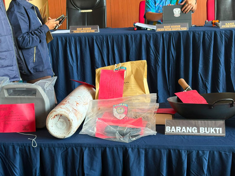 Polisi menunjukkan sejumlah barang bukti terkait kasus percobaan pembunuhan yang disamarkan sebagai perampokan di sebuah rumah kawasan Menteng, saat konferensi pers di Polres Metro Jakarta Pusat, Jumat (19/6/2026). Foto: Jeni Ritanti/kumparan