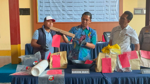 Polisi menunjukkan sejumlah barang bukti terkait kasus percobaan pembunuhan yang disamarkan sebagai perampokan di sebuah rumah kawasan Menteng, saat konferensi pers di Polres Metro Jakarta Pusat, Jumat (19/6/2026). Foto: Jeni Ritanti/kumparan