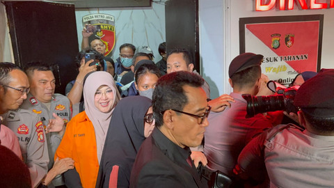 Dr .Tifa saat berbaju tahanan saat mau dibawa ke RS. Polri untuk dilakukan pemeriksaan kesehatan, Jumat (19/6). Foto: Rayyan Farhansyah/kumparan