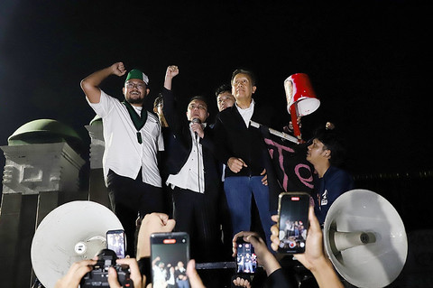 Wakil Ketua DPR Sufmi Dasco Ahmad dan Saan Mustopa berbicara langsung dengan massa mahasiswa di Kompleks Parlemen, Senayan, Jakarta, Jumat (19/6). Foto: Dok. Istimewa