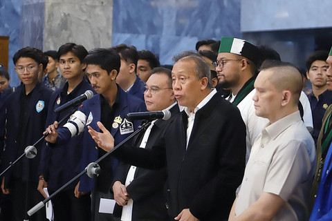 Wakil Ketua DPR Sufmi Dasco Ahmad dan Saan Mustopa gelar konferensi pers usai menerima mahasiswa di Kompleks Parlemen, Senayan, Jakarta, Jumat (19/6). Foto: Dok. Istimewa