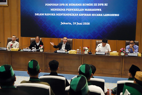 Wakil Ketua DPR Sufmi Dasco Ahmad dan Saan Mustopa menerima mahasiswa di Kompleks Parlemen, Senayan, Jakarta, Jumat (19/6). Foto: Dok. Istimewa