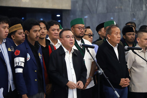 Wakil Ketua DPR Sufmi Dasco Ahmad dan Saan Mustopa gelar konferensi pers usai menerima mahasiswa di Kompleks Parlemen, Senayan, Jakarta, Jumat (19/6). Foto: Dok. Istimewa