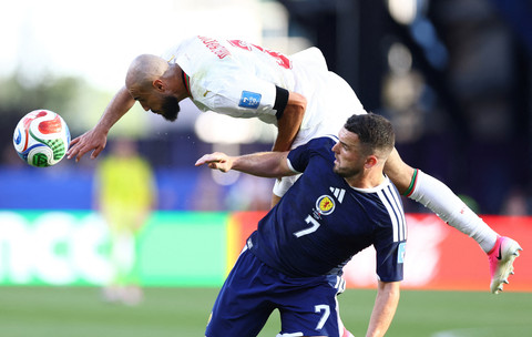 John McGinn dari Skotlandia beraksi dengan Noussair Mazraoui dari Maroko pada pertandingan Grup C Piala Dunia FIFA 2026 antara Skotlandia vs Maroko di Stadion Boston, Foxborough, Massachusetts, AS, Sabtu (20/6/2026) dini hari WIB. Foto: Peter Cziborra/REUTERS
