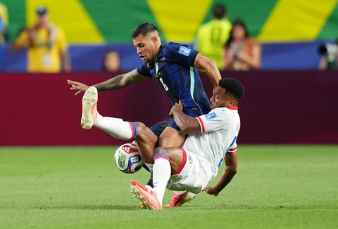 Bruno Guimaraes dari Brasil beraksi dengan Hannes Delcroix dari Haiti pada pertandingan Grup C Piala Dunia FIFA 2026 antara Brasil vs Haiti di Stadion Philadelphia, Philadelphia, Pennsylvania, AS, Sabtu (20/6/2026). Foto: Kyle Ross/REUTERS