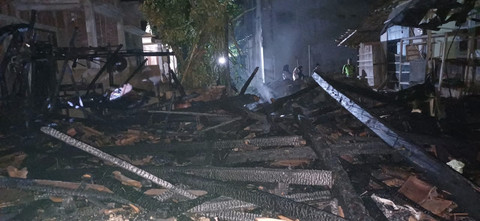Rumah lansia di Kabupaten Jepara terbakar pada Jumat (19/6/2026) malam. Foto: Dok. Satpol PP dan Damkar Kabupaten Jepara