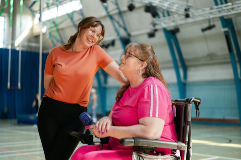 Seseorang penyandang disabilitas sedang berintraksi. Foto: Centre for Ageing Better/Unsplash.
