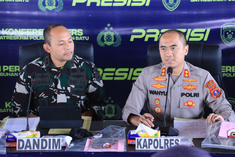 Kapolres Labuhanbatu bersama Dandim 0209 melakukan konferensi pers pengungkapan kasus penganiayaan di PT Agrinas Palma Nusantara, Labura, Sabtu (20/6/2026). Foto: Dok. Polres Labuhanbatu