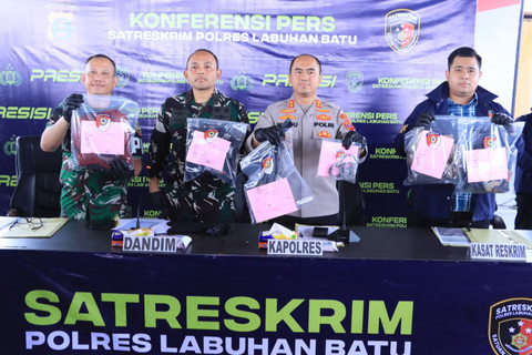 Kapolres Labuhanbatu bersama Dandim 0209 melakukan konferensi pers pengungkapan kasus penganiayaan di PT Agrinas Palma Nusantara, Labura, Sabtu (20/6/2026). Foto: Dok. Polres Labuhanbatu