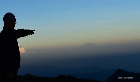 Penentuan arah oleh Pemandu Wisata Gunung. Foto: Lutfi Rinaldi.